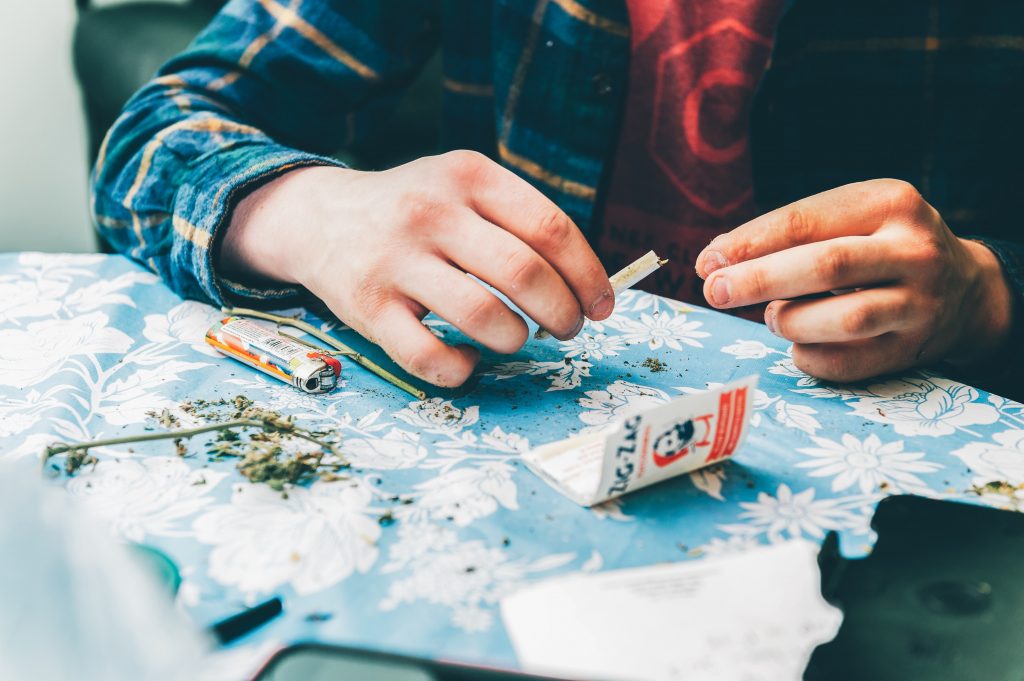 Uomo rolla cannabis